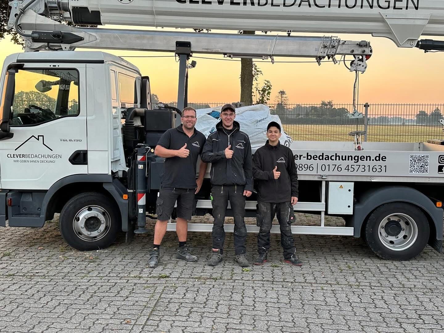 Clever-Bedachungen-LKW-Team